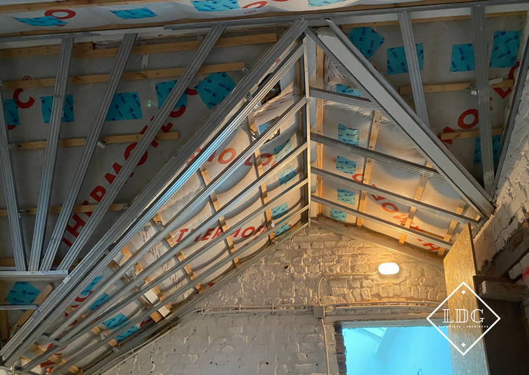 Réalisation d'un plafond : structure, enduisage et peinture 